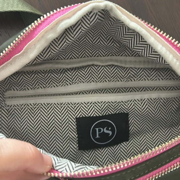 Like New Trendy belt bag - Picture 2 of 3